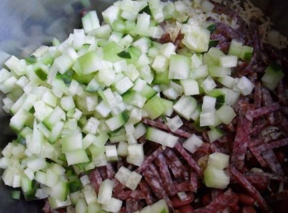 Салат из консервированной фасоли с сухариками и сыром