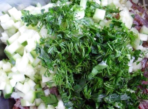 Салат из консервированной фасоли с сухариками и сыром
