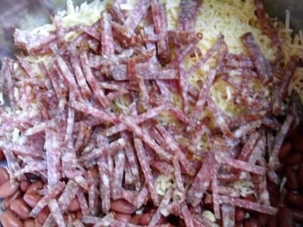 Салат из консервированной фасоли с сухариками и сыром