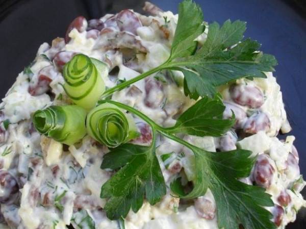 Салат из консервированной фасоли с сухариками и сыром