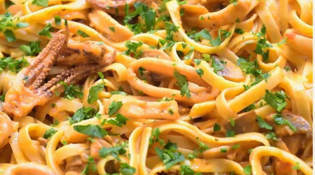 Макароны с кальмарами в сливочном соусе