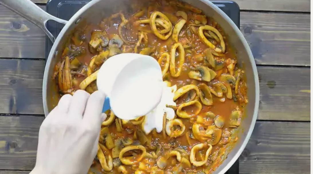 Макароны с кальмарами в сливочном соусе