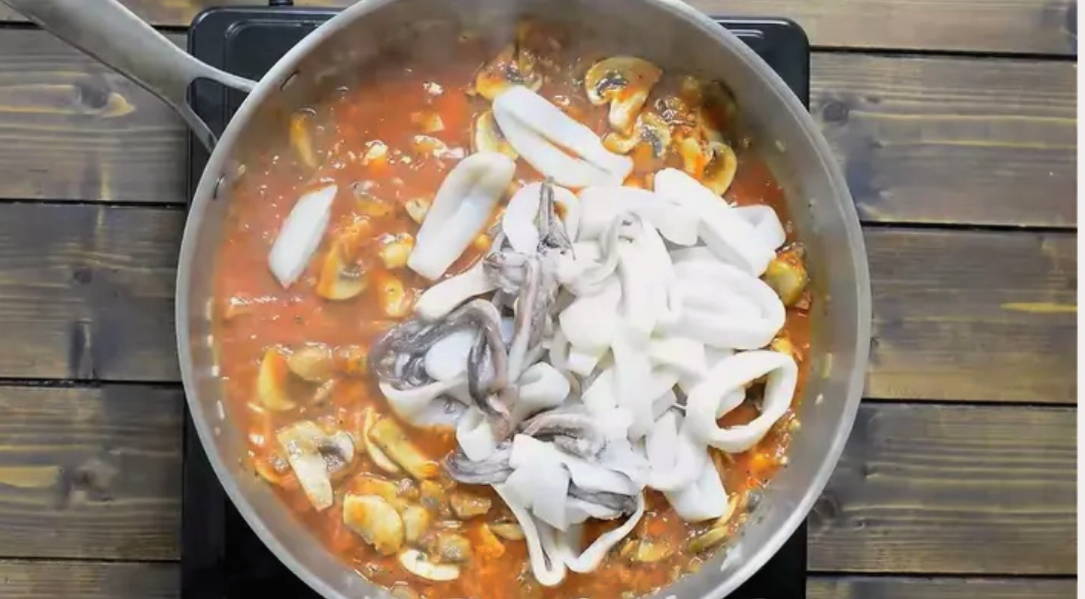 Макароны с кальмарами в сливочном соусе