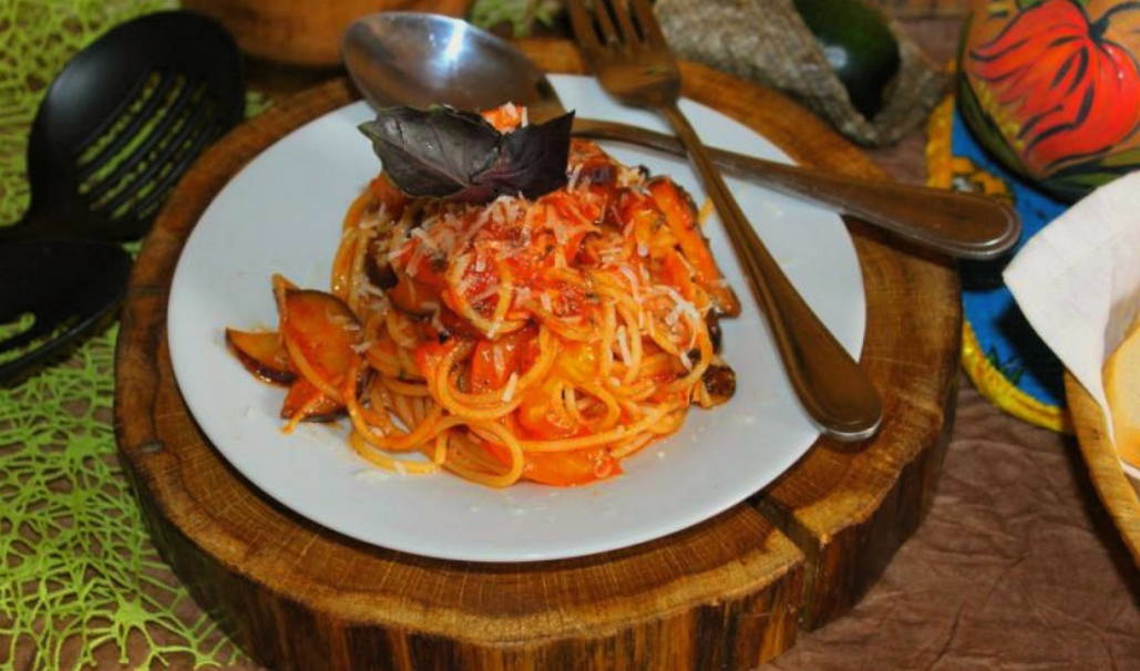 Макароны с баклажанами и помидорами