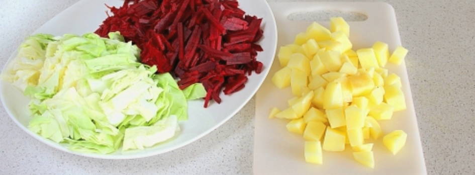 Борщ из говядины и свежей капусты со свеклой