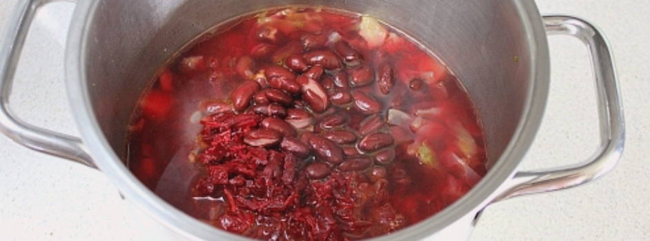 Борщ из говядины и свежей капусты со свеклой