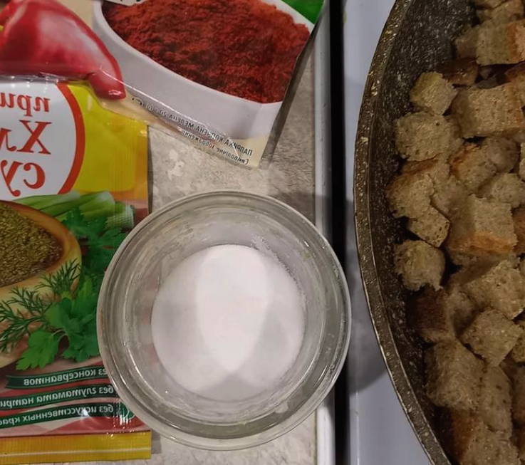 Салат из фасоли с сухариками, морковью и луком Салат из фасоли с сухариками, морковью и луком