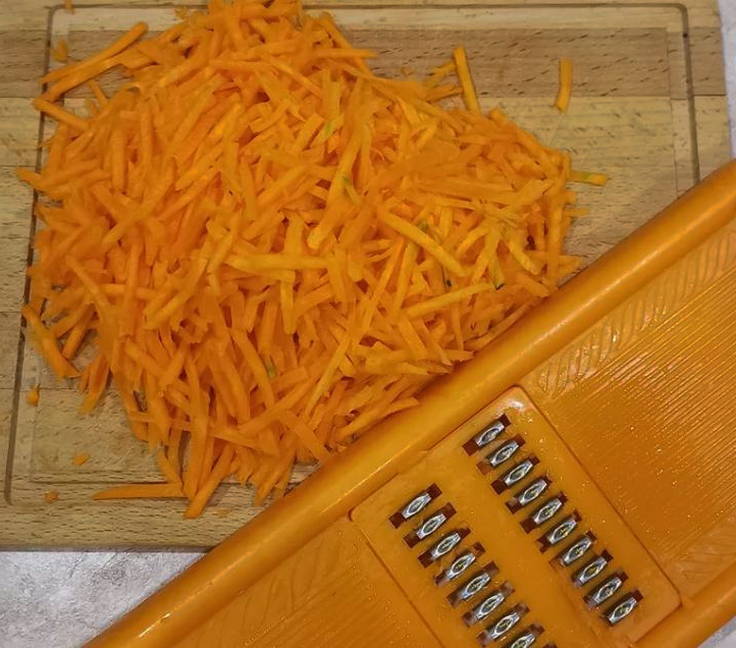 Салат из фасоли с сухариками, морковью и луком Салат из фасоли с сухариками, морковью и луком