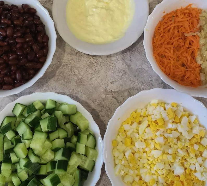 Салат из фасоли с сухариками, морковью и луком Салат из фасоли с сухариками, морковью и луком