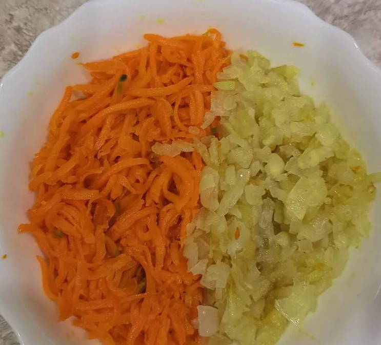 Салат из фасоли с сухариками, морковью и луком Салат из фасоли с сухариками, морковью и луком