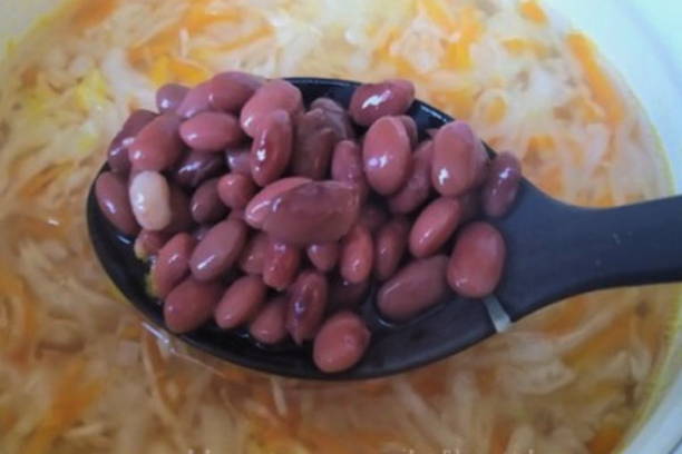 Борщ с квашеной капустой и фасолью