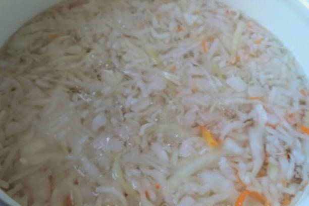 Борщ с квашеной капустой и фасолью