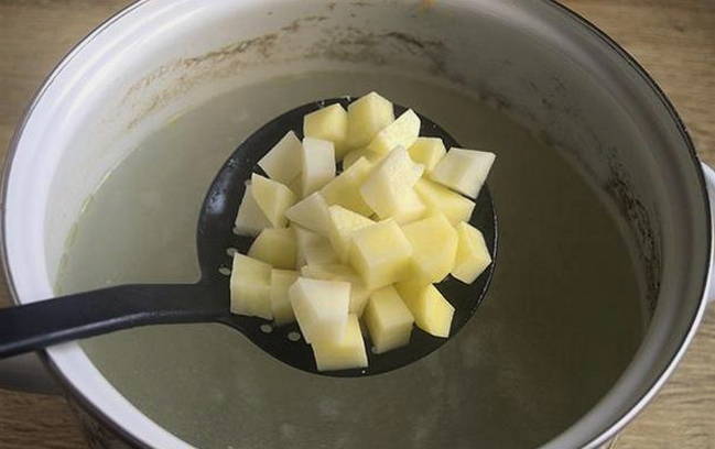 Борщ с фасолью консервированной и капустой