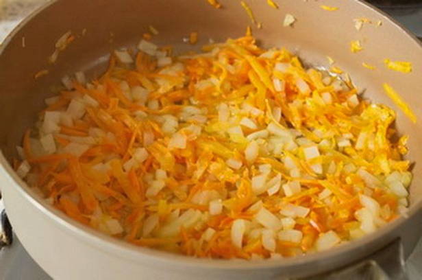 Борщ из свежей капусты со свеклой и свининой