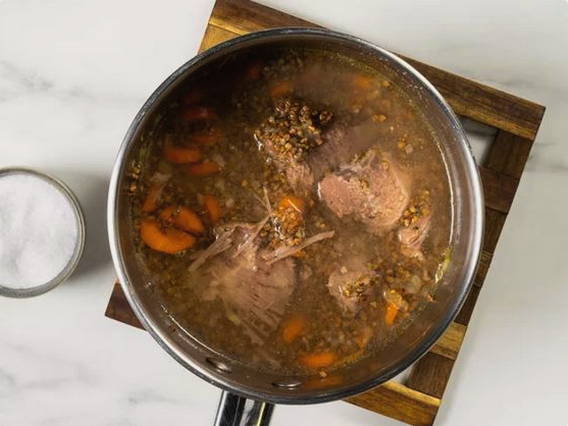 Гречневая каша с тушенкой в кастрюле