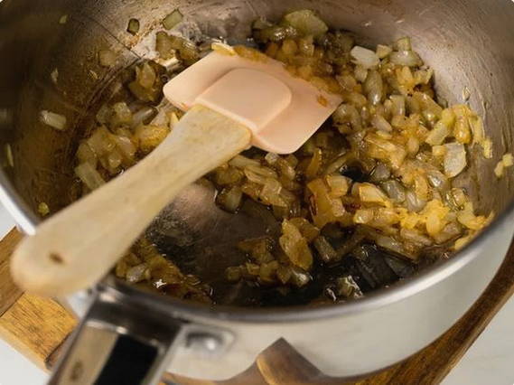 Гречневая каша с тушенкой в кастрюле