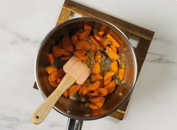 Гречневая каша с тушенкой в кастрюле