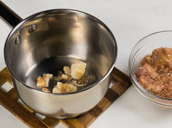 Гречневая каша с тушенкой в кастрюле