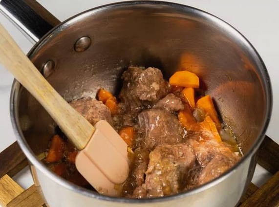 Гречневая каша с тушенкой в кастрюле