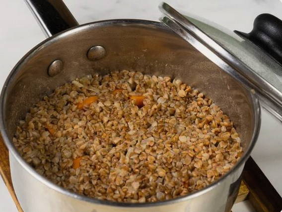 Гречневая каша с тушенкой в кастрюле