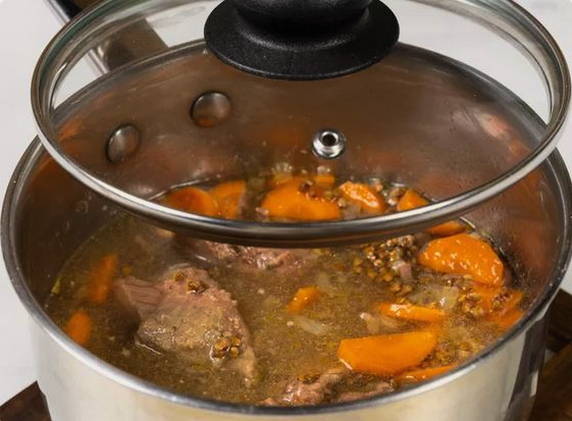 Гречневая каша с тушенкой в кастрюле