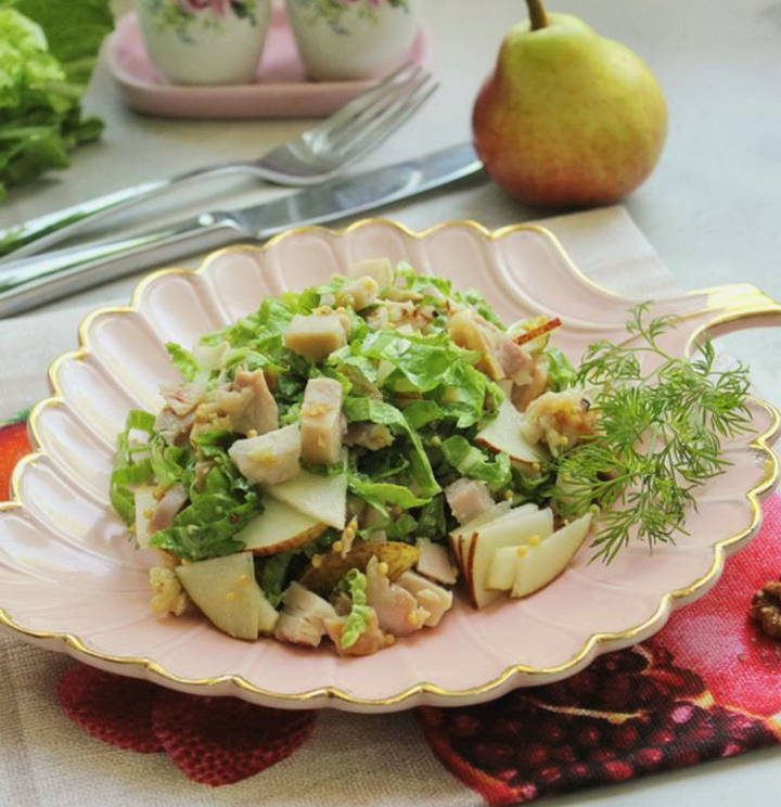 Салат «Красотка» с копченой курицей и грушей