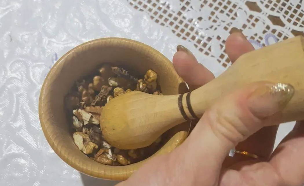 Салат «Красотка» с копченой курицей и грушей