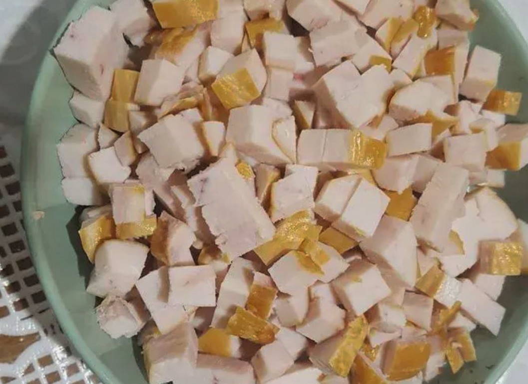 Салат «Красотка» с копченой курицей и грушей