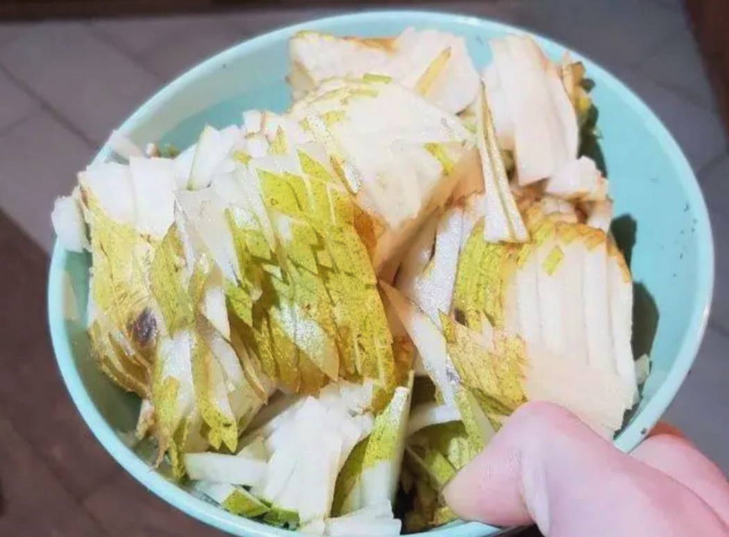 Салат «Красотка» с копченой курицей и грушей