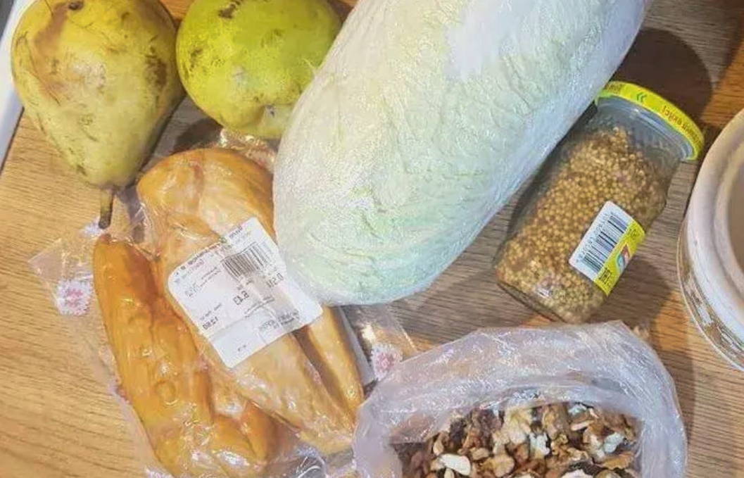 Салат «Красотка» с копченой курицей и грушей