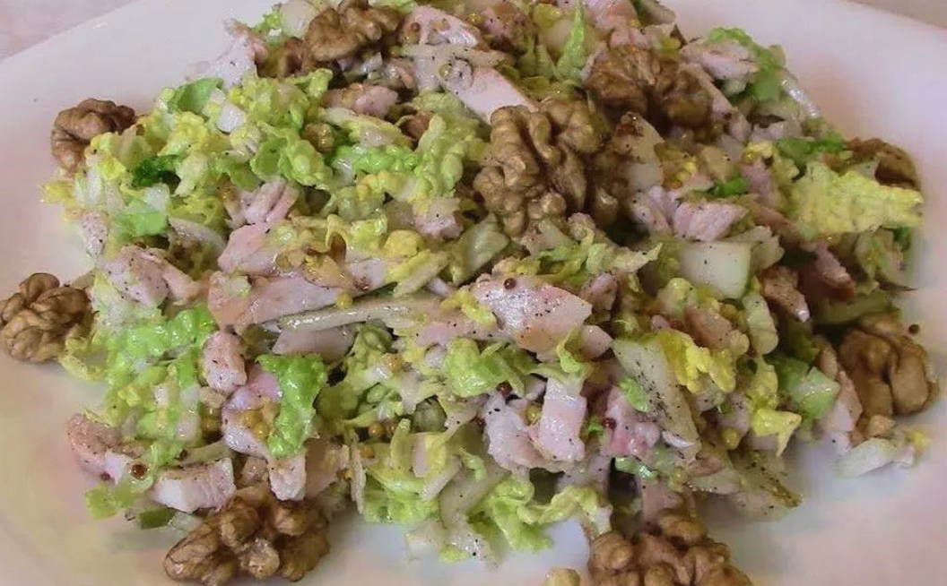 Салат «Красотка» с копченой курицей и грушей