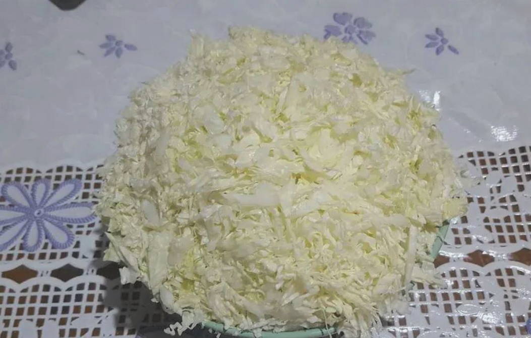 Салат «Красотка» с копченой курицей и грушей