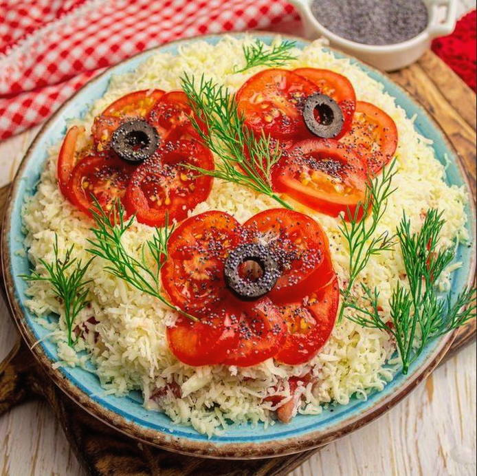 Салат «Красные маки» с курицей и грибами