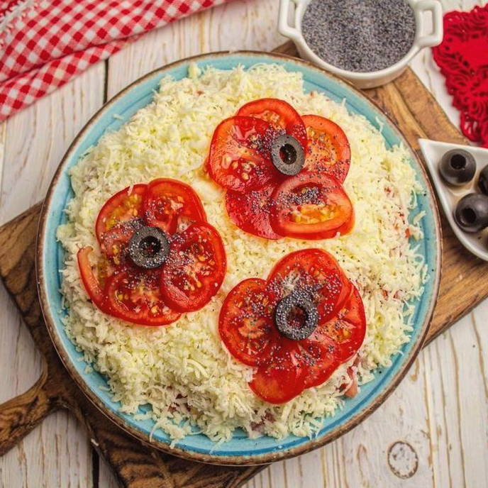 Салат «Красные маки» с курицей и грибами