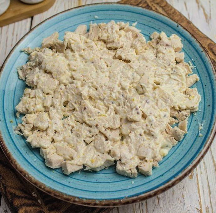 Салат «Красные маки» с курицей и грибами