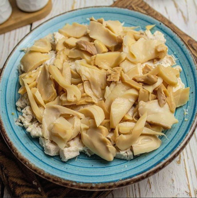 Салат «Красные маки» с курицей и грибами