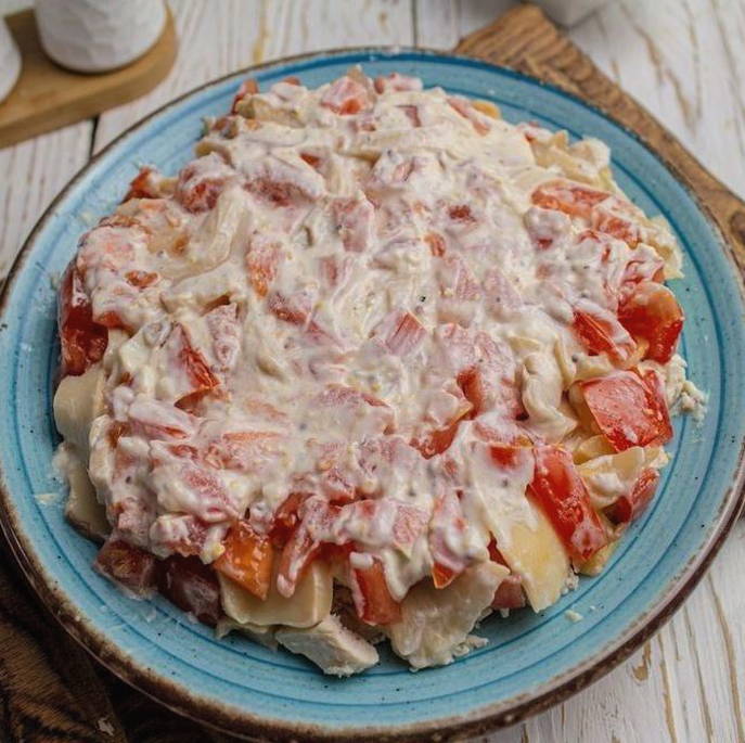 Салат «Красные маки» с курицей и грибами