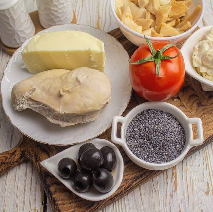 Салат «Красные маки» с курицей и грибами