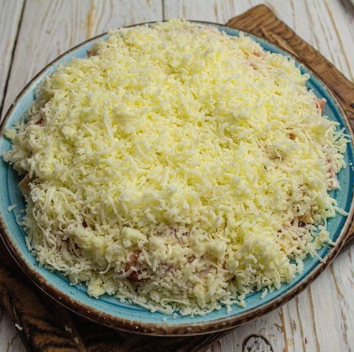 Салат «Красные маки» с курицей и грибами