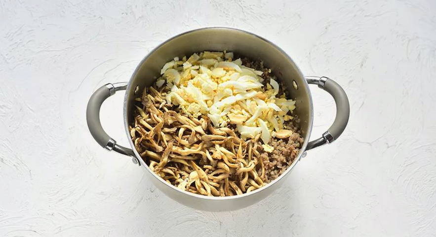 Гречневая каша с грибами и жареным луком
