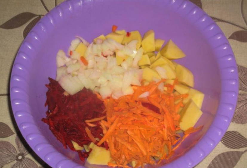 Борщ с квашеной капустой, свеклой и свининой