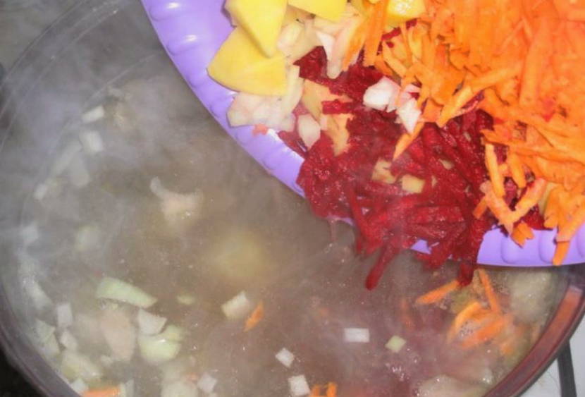 Борщ с квашеной капустой, свеклой и свининой
