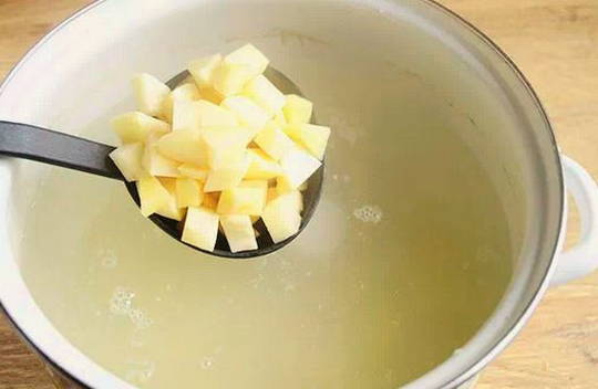 Красный борщ со свеклой и капустой