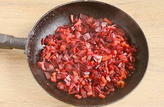 Красный борщ со свеклой и капустой