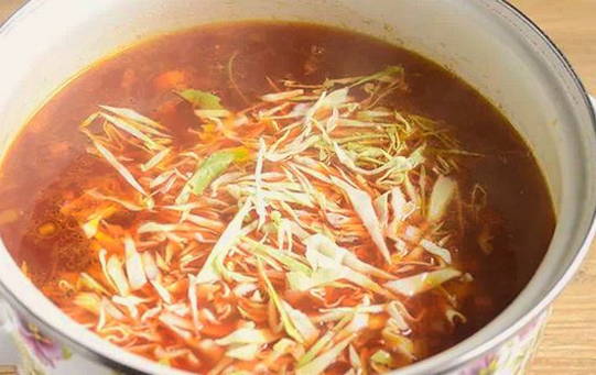 Красный борщ со свеклой и капустой