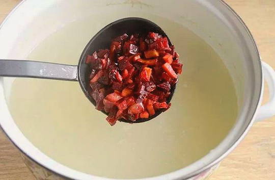 Красный борщ со свеклой и капустой