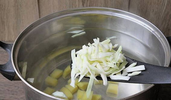 Борщ с килькой