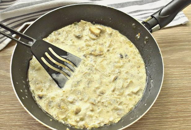 Макароны с грибами в сметанном соусе на сковороде