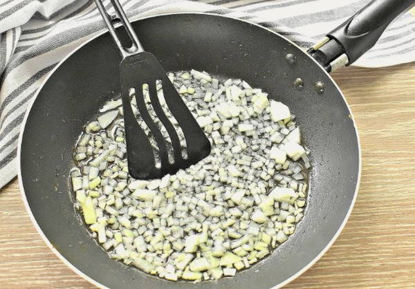 Макароны с грибами в сметанном соусе на сковороде