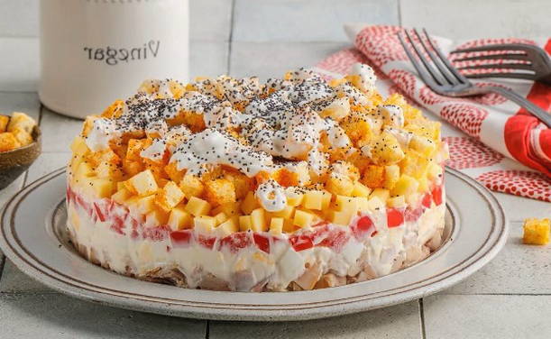 Салат «Курица под кайфом» с маком, копченой курицей, сухариками и помидорами